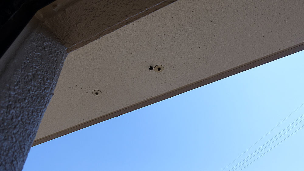 ベランダの天井にくっついているハチの巣